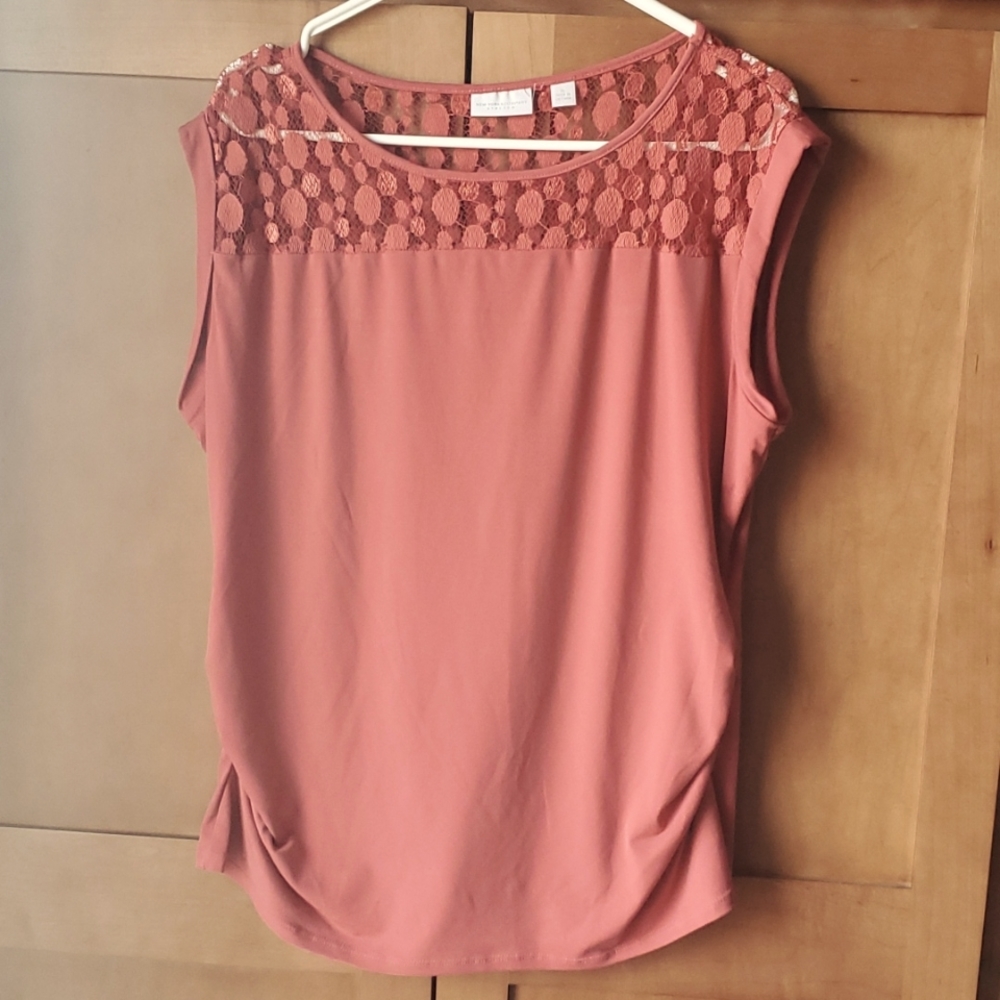 🛍 New York and Company red top ❤